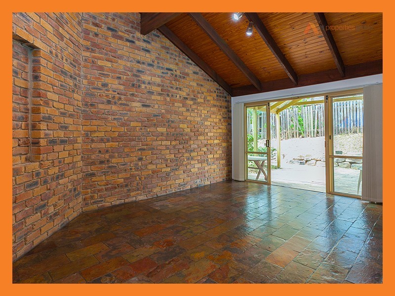 10 Grecian Street, Regents Park QLD 4118