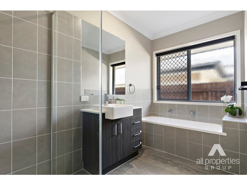 18 Stoneleigh Reserve Boulevard, Logan Reserve QLD 4133