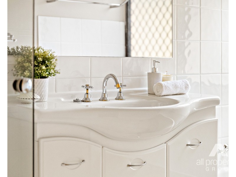 6 Fynes Street, Hillcrest QLD 4118