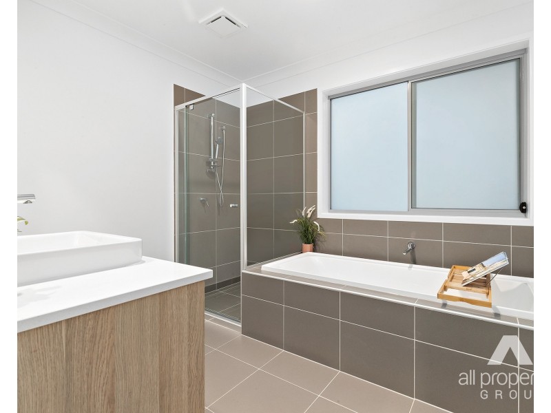 92 Chambers Ridge Boulevard, Park Ridge QLD 4125