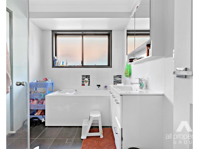 16 Helmet Court, Hillcrest QLD 4118