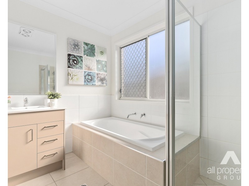 11 Isla Street, Park Ridge QLD 4125