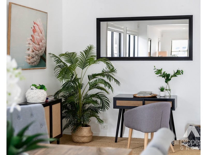 515 Oyster Cove Promenade, Helensvale QLD 4212