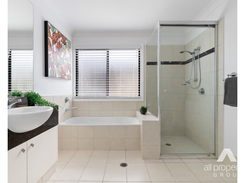 515 Oyster Cove Promenade, Helensvale QLD 4212