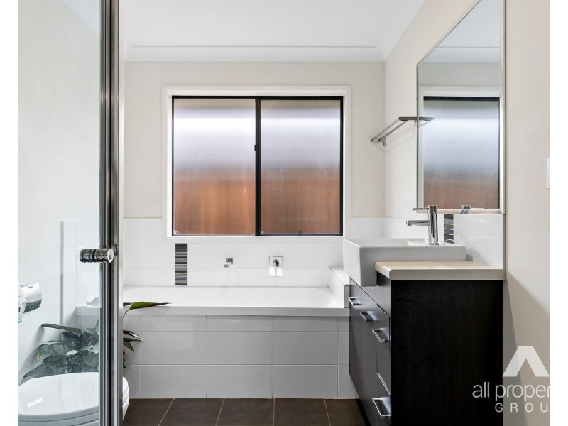 29 Mount Huntley Street, Park Ridge QLD 4125