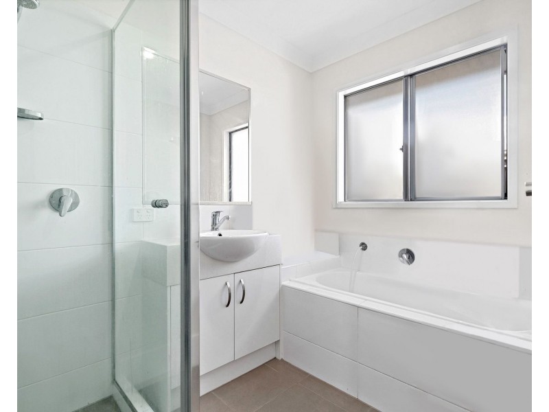 6 Skelbrook Road, Park Ridge QLD 4125