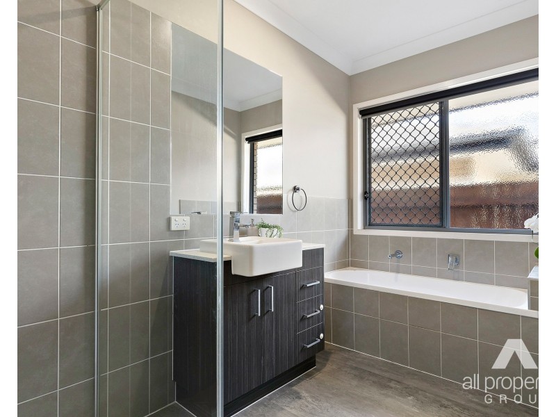 18 Stoneleigh Reserve Boulevard, Logan Reserve QLD 4133