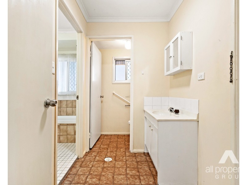 95 Conifer Street, Hillcrest QLD 4118