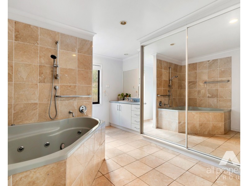 125 Tully Road, Lyons QLD 4124