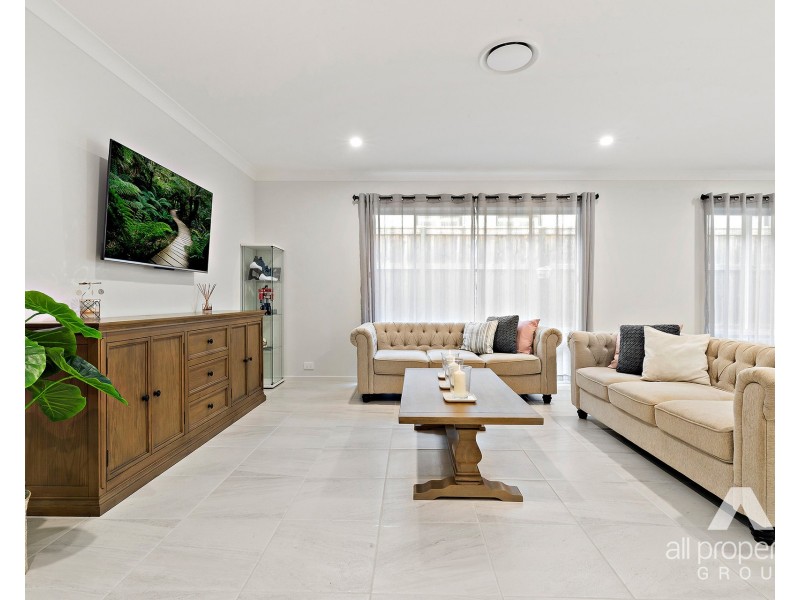 8 Hedge Lane, Greenbank QLD 4124