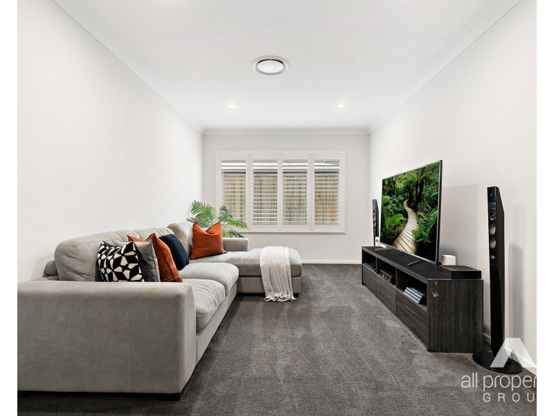 8 Hedge Lane, Greenbank QLD 4124