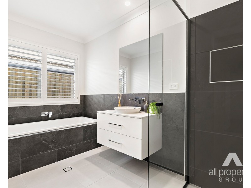 8 Hedge Lane, Greenbank QLD 4124