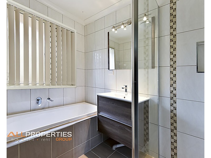 1 Regal Drive, Regents Park QLD 4118