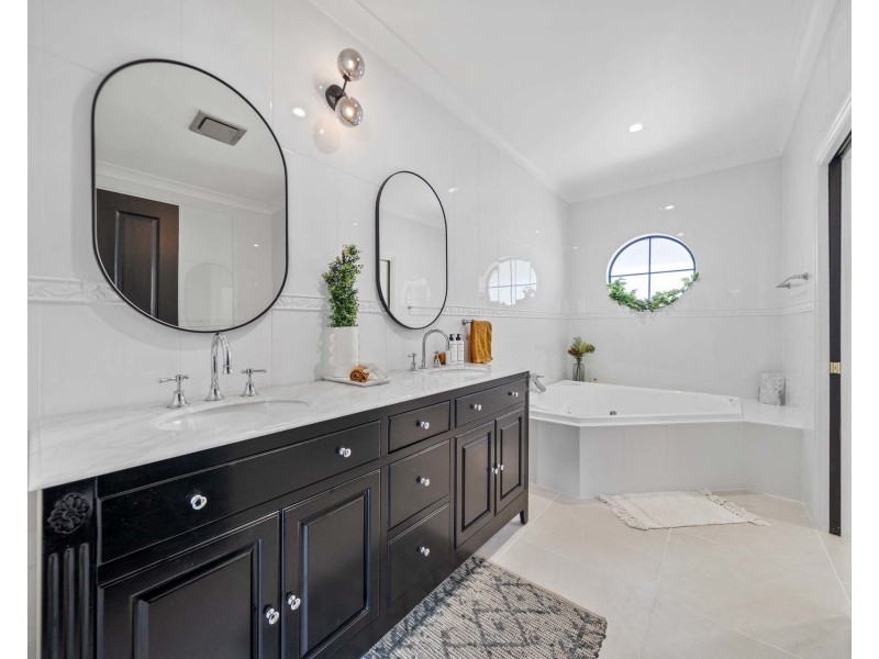 8 Hoylake Court, Cornubia QLD 4130