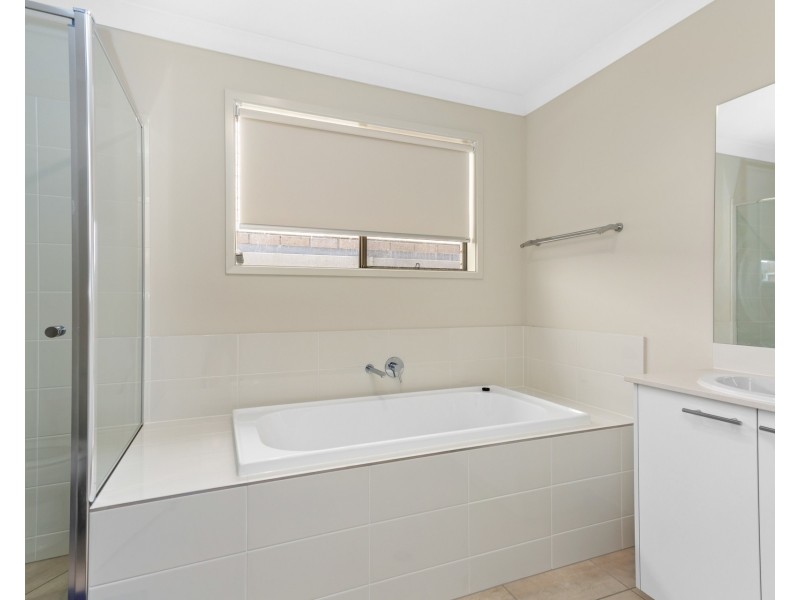 6 Daybreak Street, Spring Mountain QLD 4124