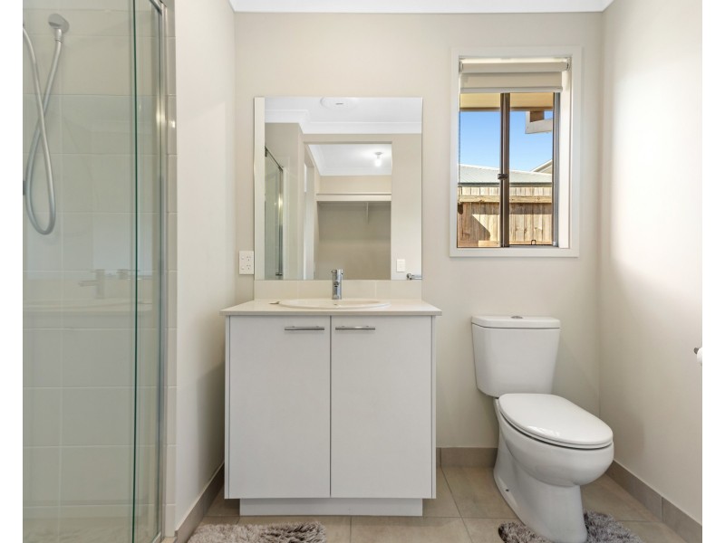 6 Daybreak Street, Spring Mountain QLD 4124