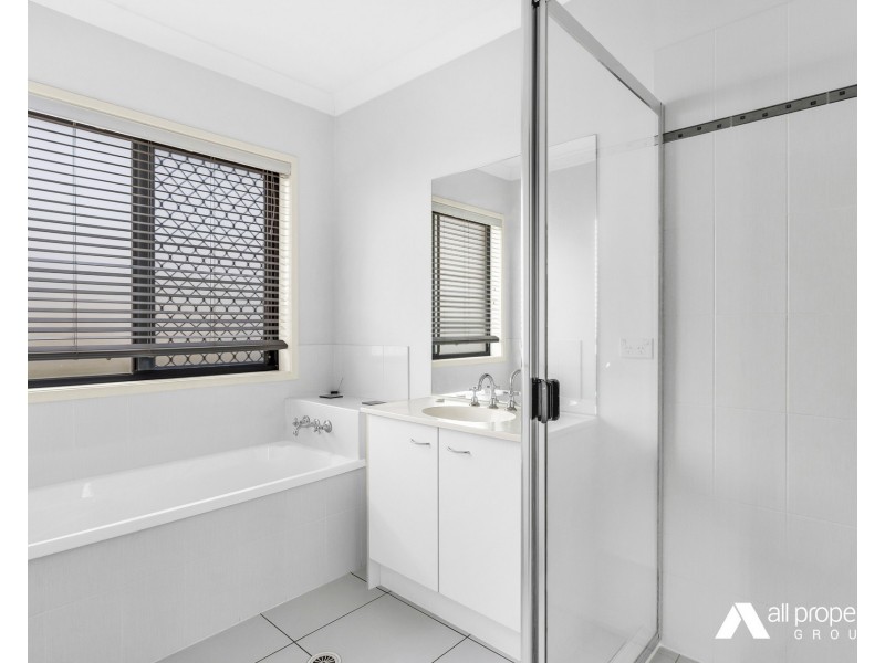 102 Parkwood Drive, Heathwood QLD 4110