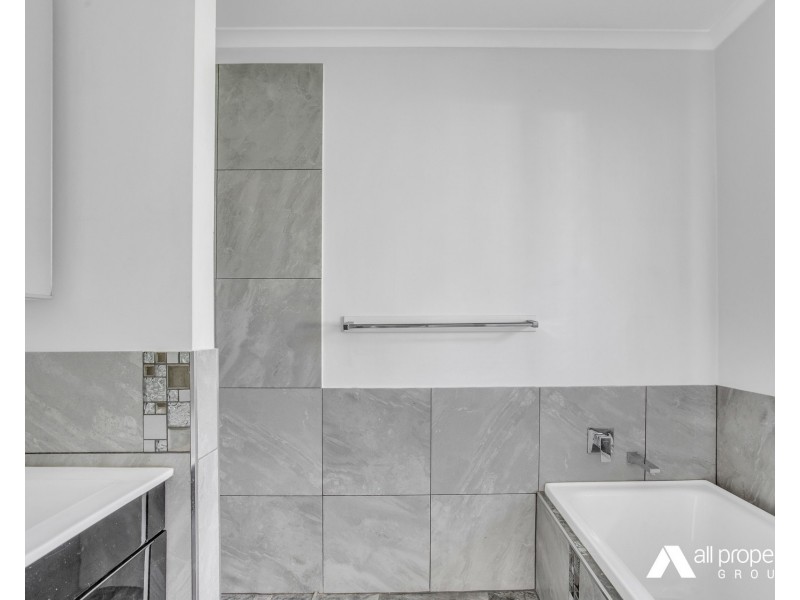 110 Equestrian Drive, Yamanto QLD 4305