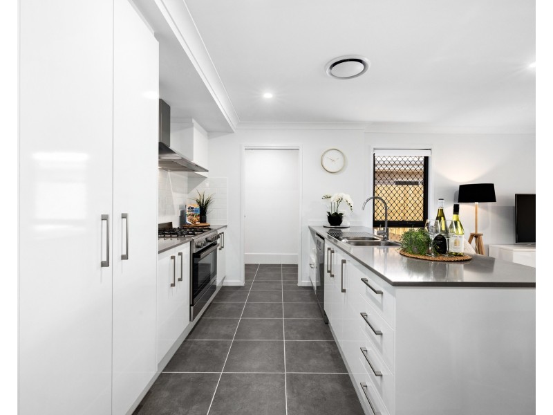 63 Hilltop Circuit, Pallara QLD 4110