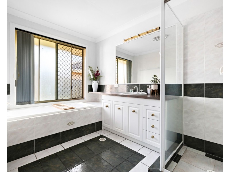 10 Rosegum Rise, Regents Park QLD 4118