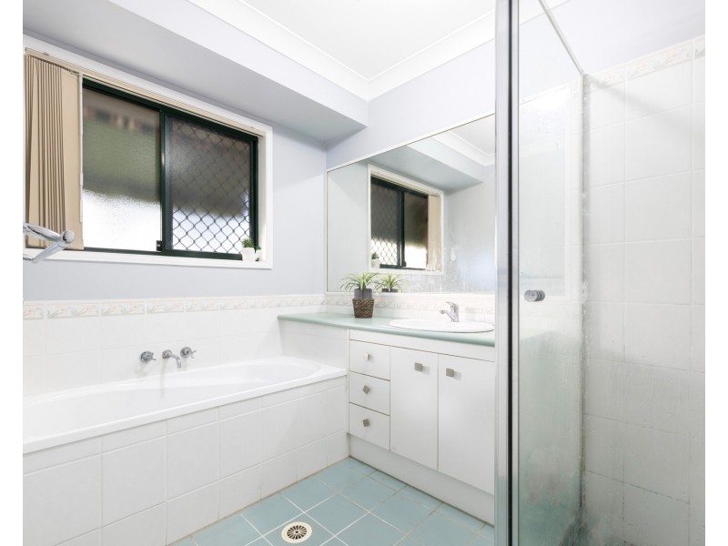 1 Hillview Drive, Hillcrest QLD 4118