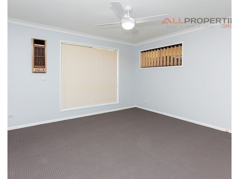 9 Peverell Street, Hillcrest QLD 4118