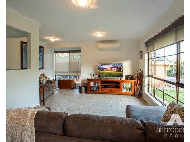 38 Parkroyal Crescent, Regents Park QLD 4118