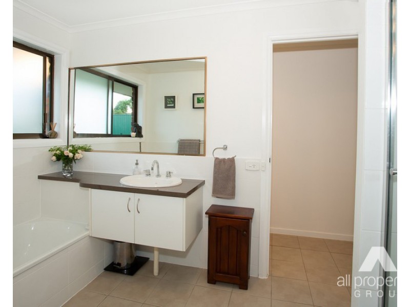 38 Parkroyal Crescent, Regents Park QLD 4118