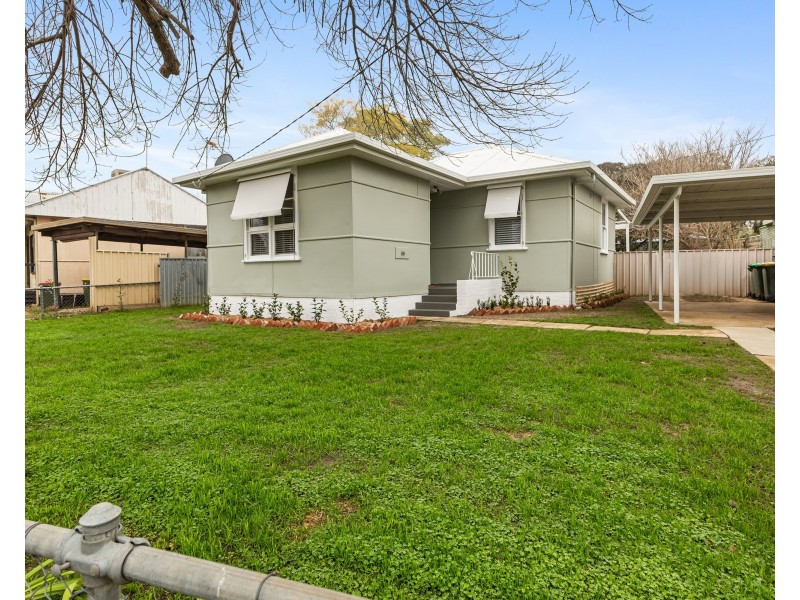 1 Essex Road, Mount Austin NSW 2650