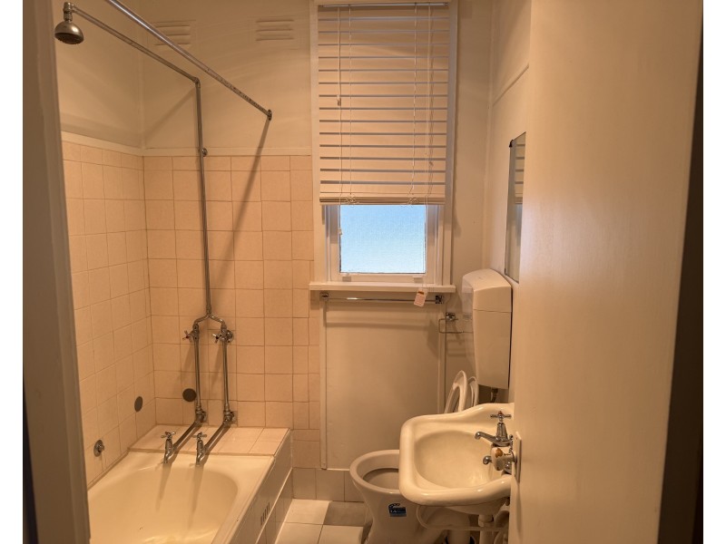 1 Essex Road, Mount Austin NSW 2650
