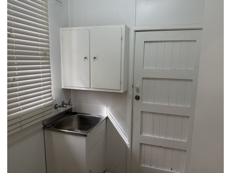1 Essex Road, Mount Austin NSW 2650