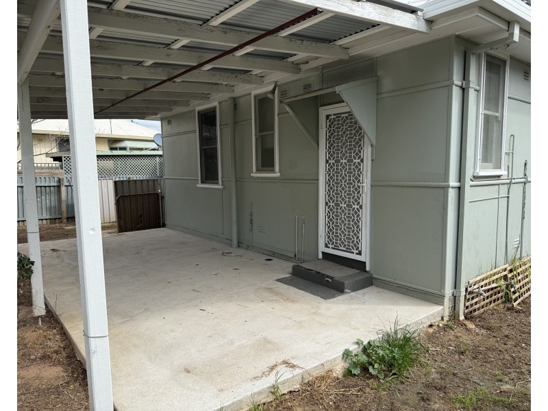 1 Essex Road, Mount Austin NSW 2650