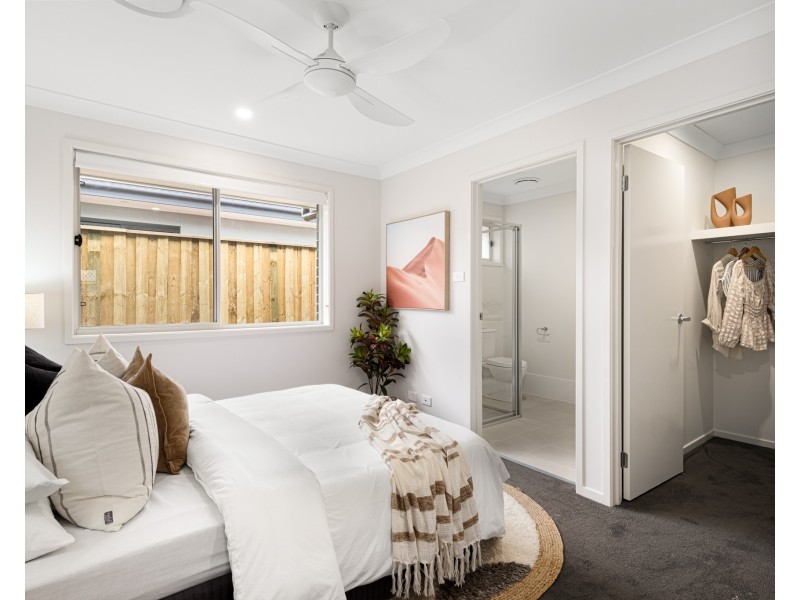 2/259 Settlers Boulevard, Chisholm NSW 2322