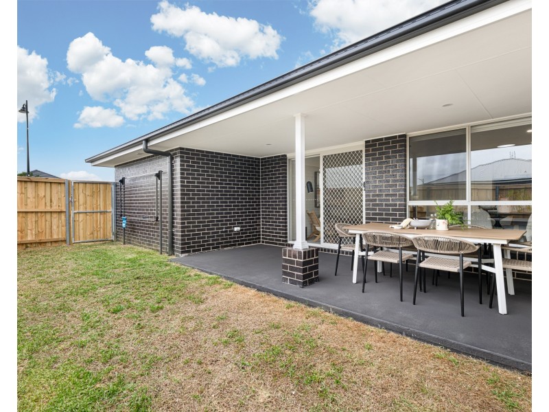 2/259 Settlers Boulevard, Chisholm NSW 2322