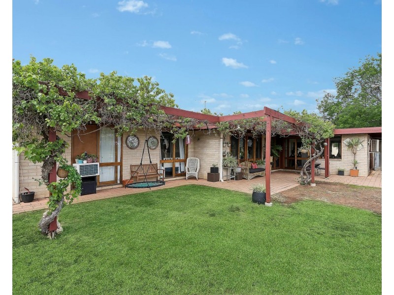 11 Helenor Crescent, Narrandera NSW 2700