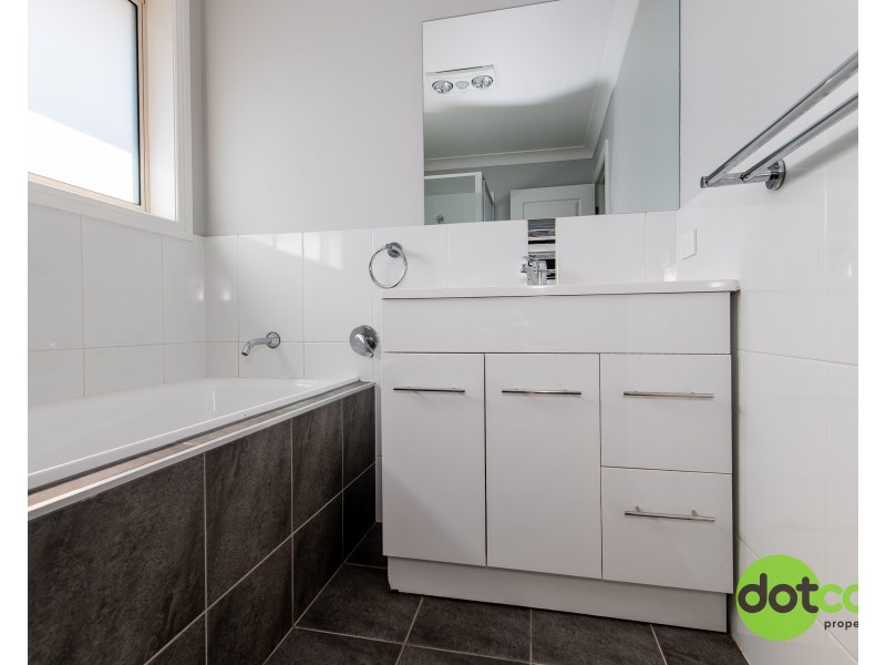 27 Hindmarsh Esplanade, Dubbo NSW 2830
