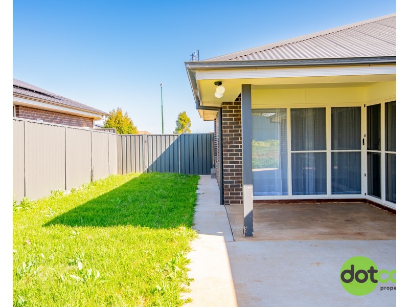 27 Hindmarsh Esplanade, Dubbo NSW 2830
