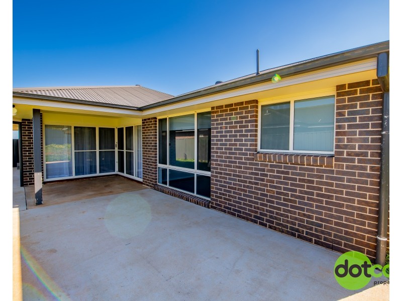 27 Hindmarsh Esplanade, Dubbo NSW 2830