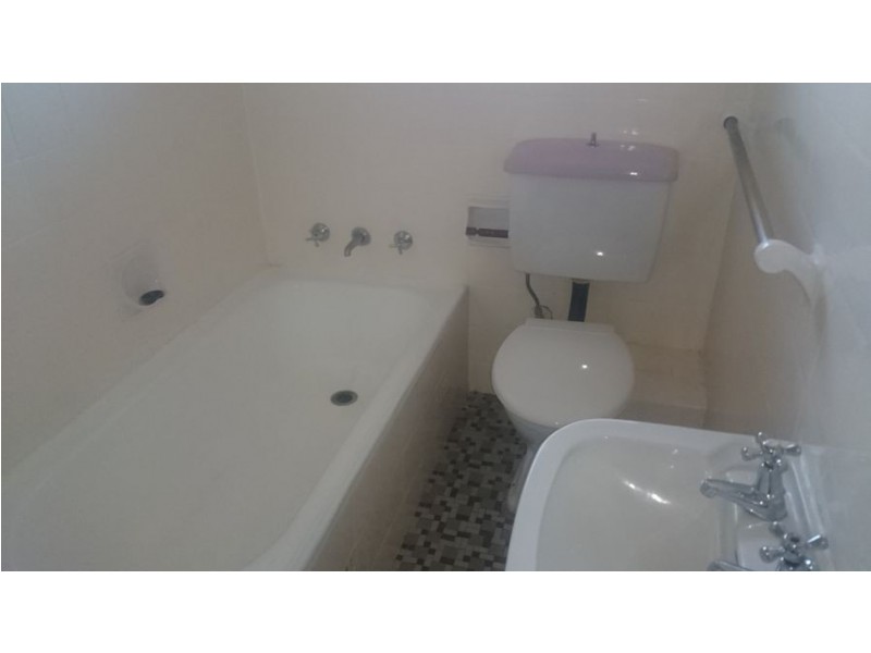 6/4 St Judes Crescent, Campsie NSW 2194