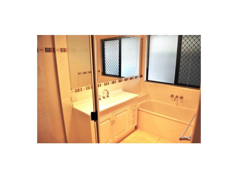 27  Franzin Drive, Cashmere QLD 4500