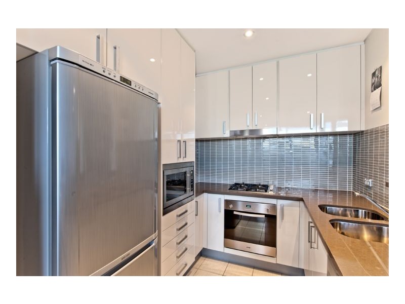 4 Como Crescent, Southport QLD 4215