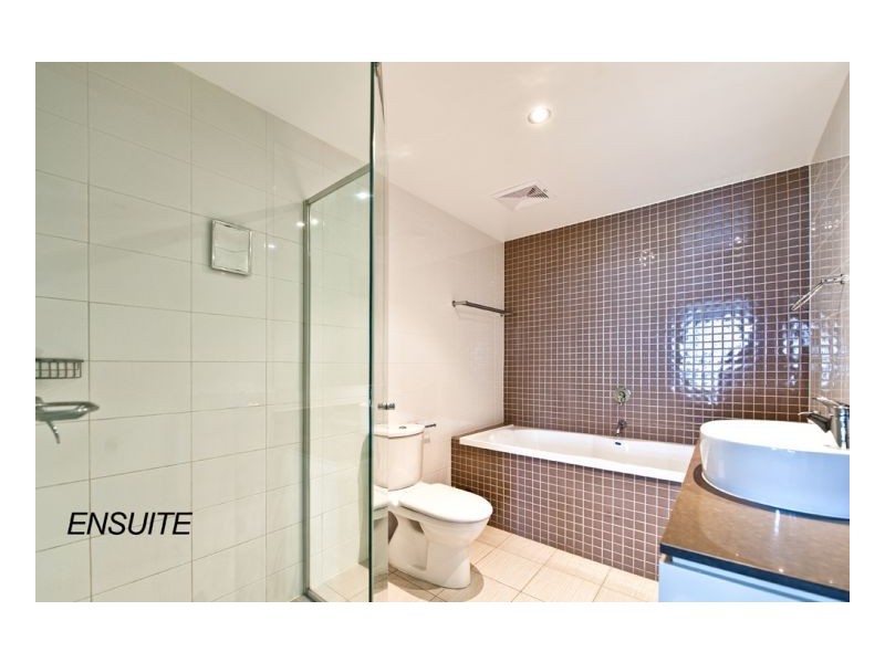 4 Como Crescent, Southport QLD 4215