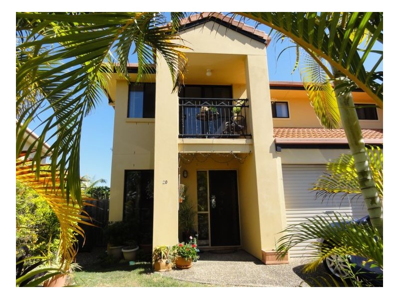 20 19 Harrow Place, Arundel QLD 4214