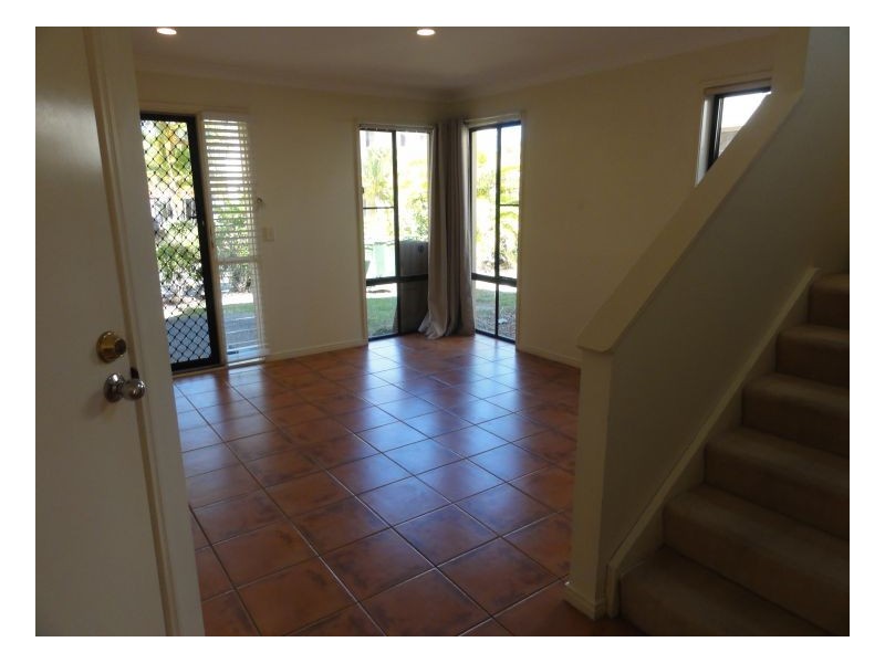 20 19 Harrow Place, Arundel QLD 4214