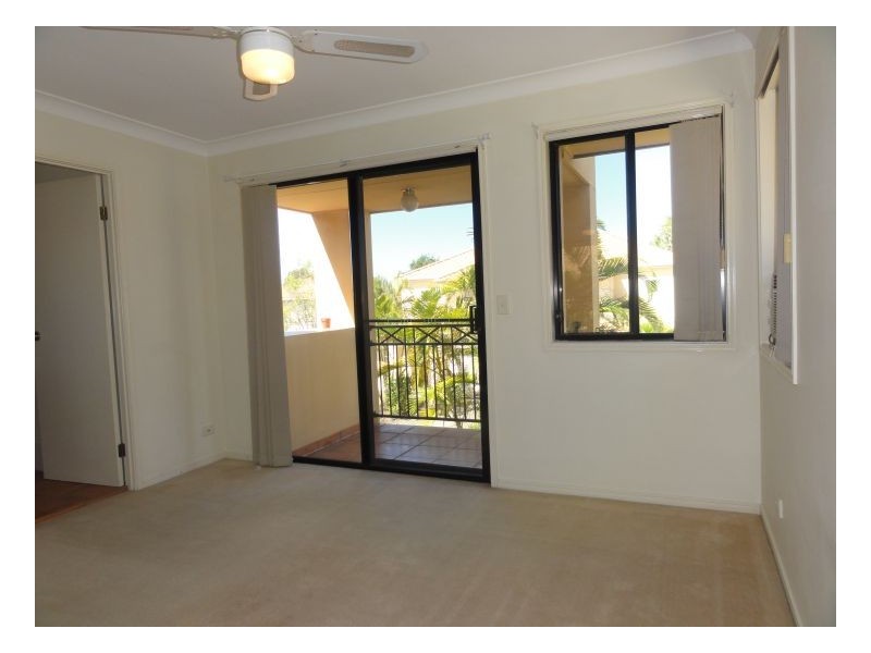 20 19 Harrow Place, Arundel QLD 4214