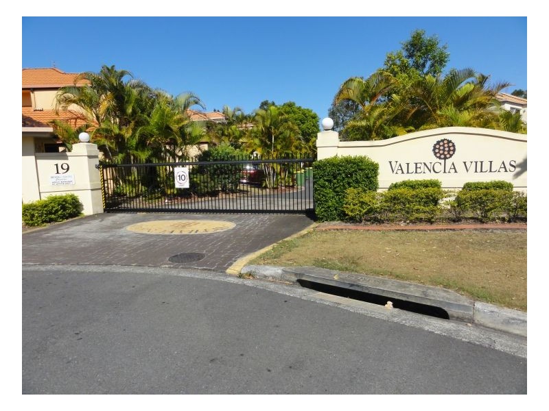 20 19 Harrow Place, Arundel QLD 4214