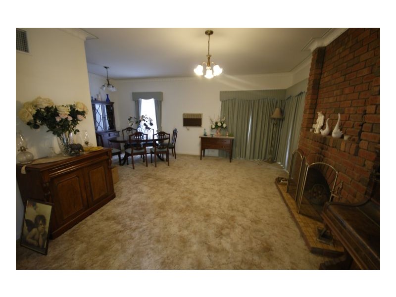 411 Campbell Cres, Deniliquin NSW 2710