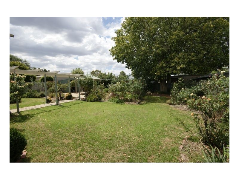 411 Campbell Cres, Deniliquin NSW 2710