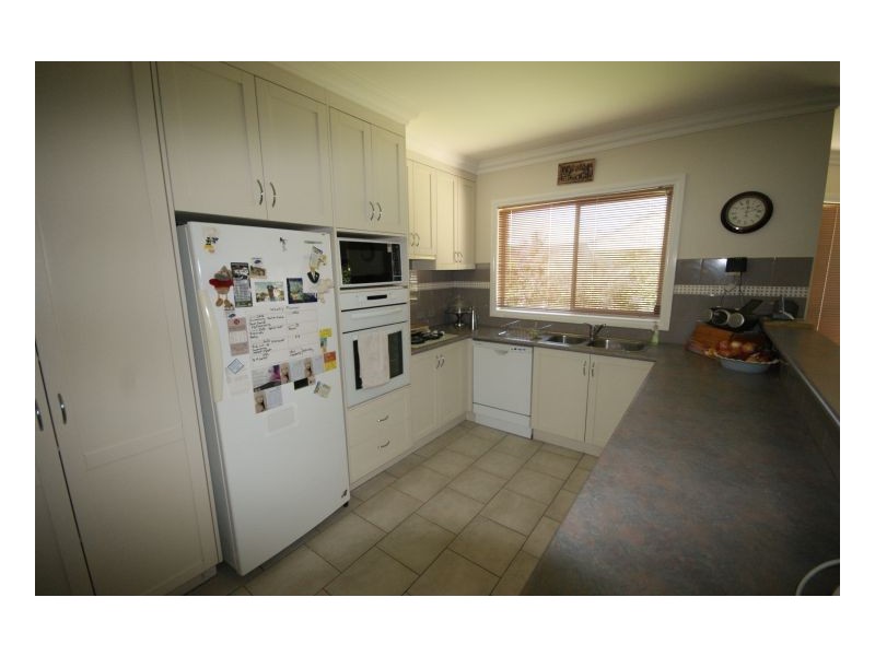 6 Thomas Court, Deniliquin NSW 2710