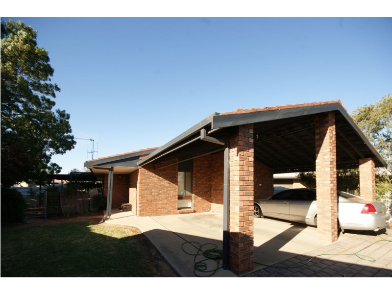 4 Renwick Crt, Deniliquin NSW 2710